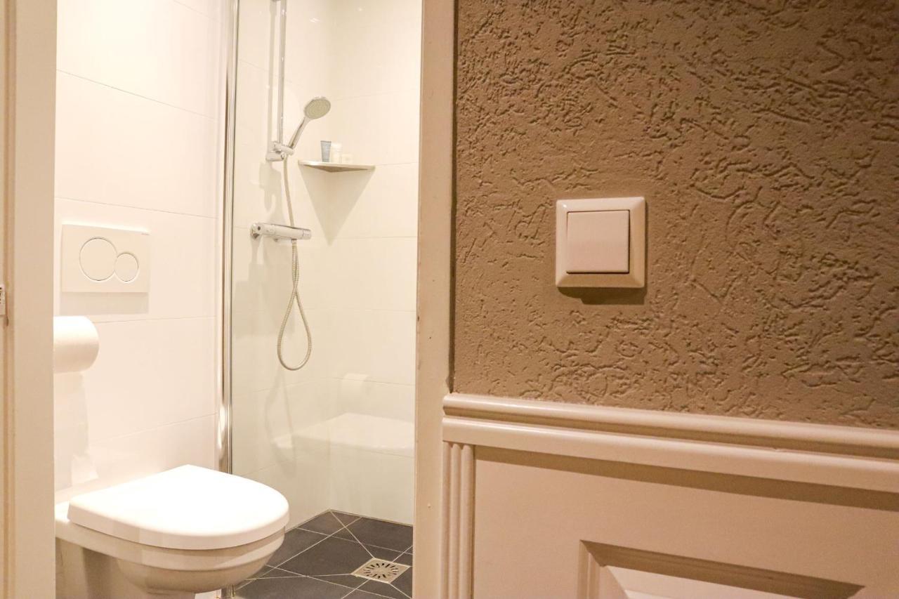 Budget Eenpersoonskamer met Eigen Badkamer op de Gang