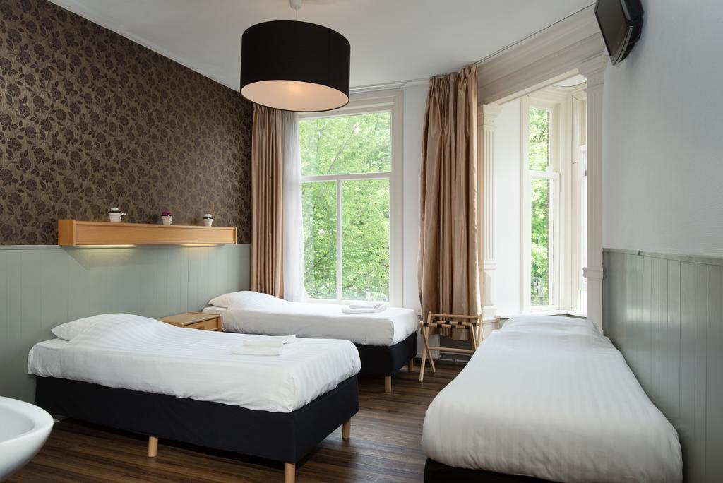 Dreibettzimmer mit Kanalblick