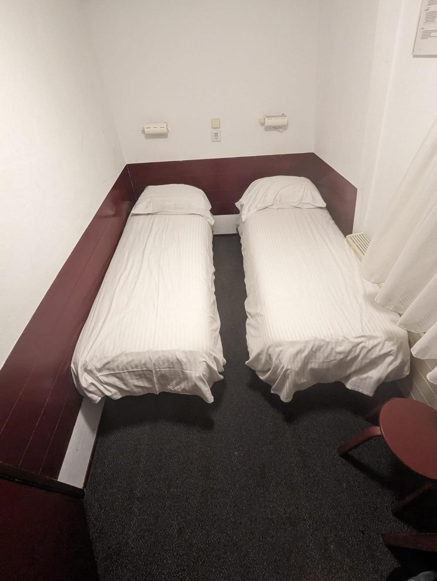 Standaard Tweepersoonskamer met 2 Aparte Bedden - Gedeelde Badkamer