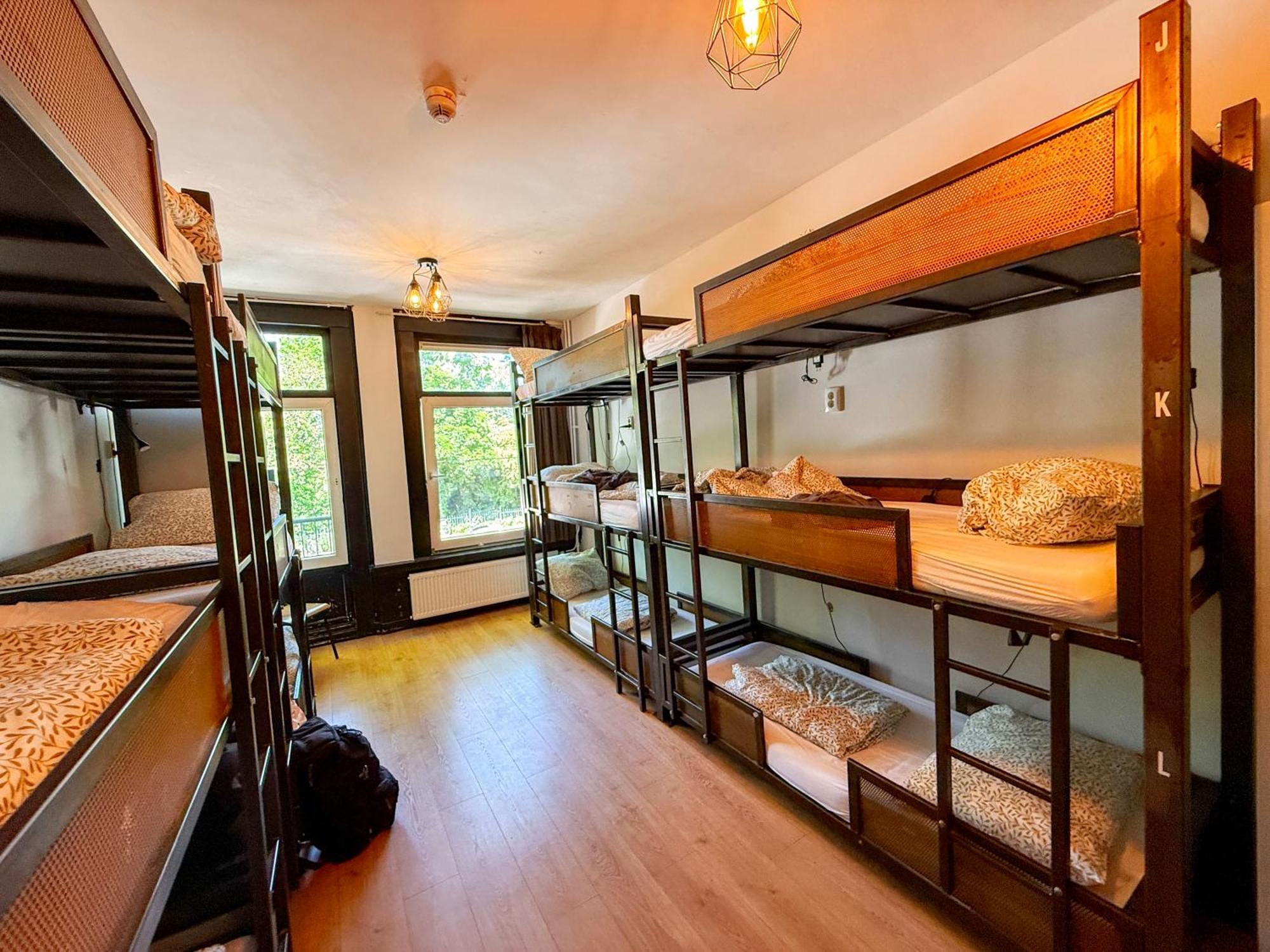 Bed 12-Bed Mixed Dormitory Room