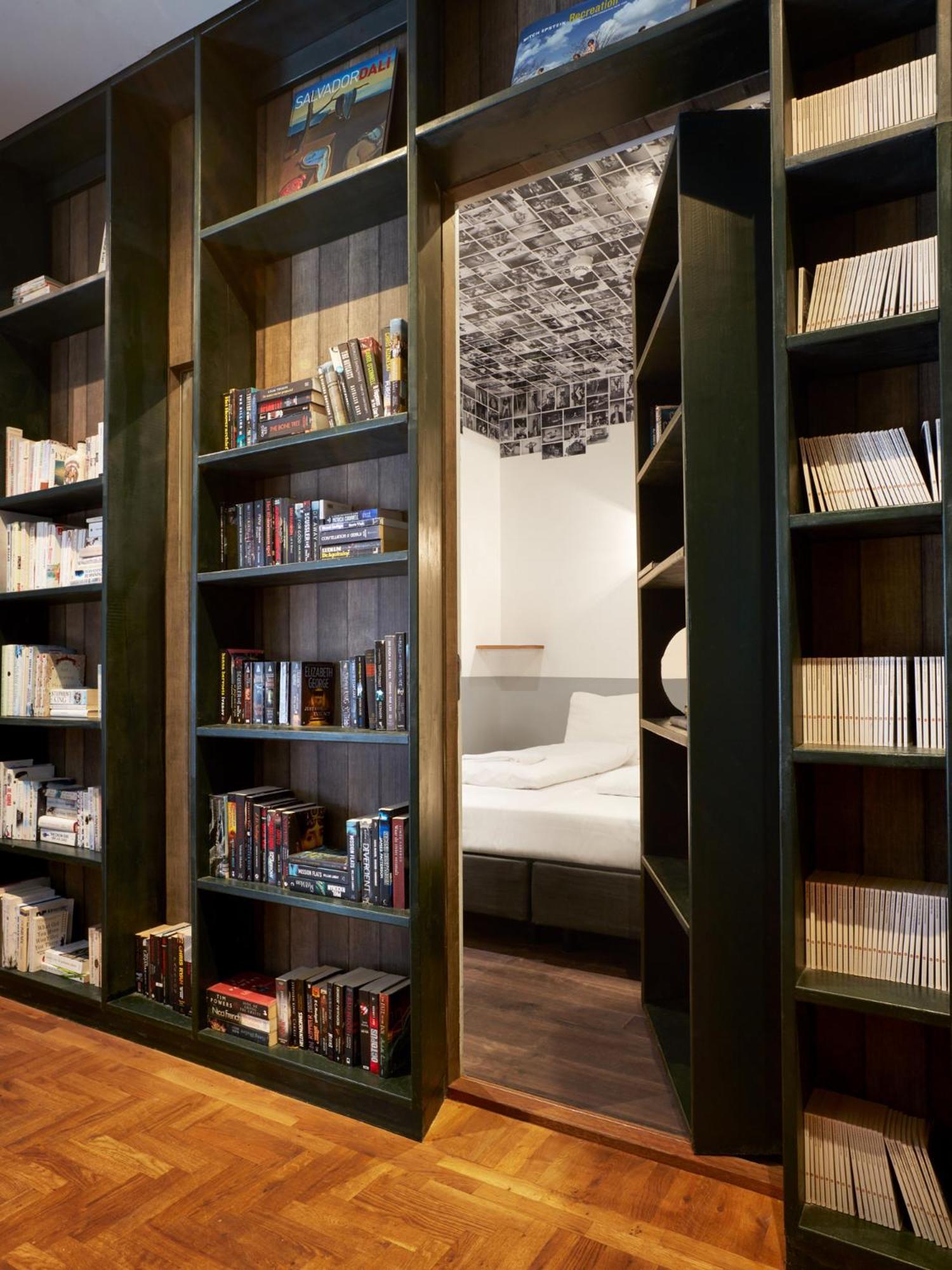 Camera Secret Bookcase M con Bagno in Comune