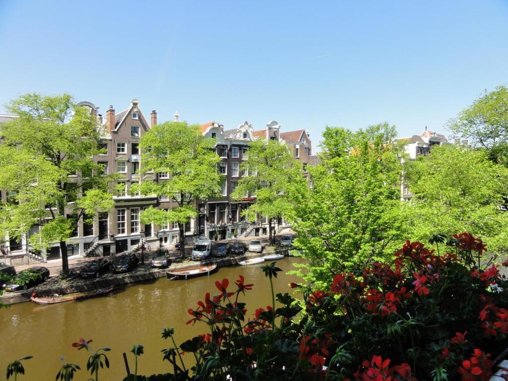 Kleine Tweepersoonskamer met Tweepersoonsbed en Uitzicht op de Gracht