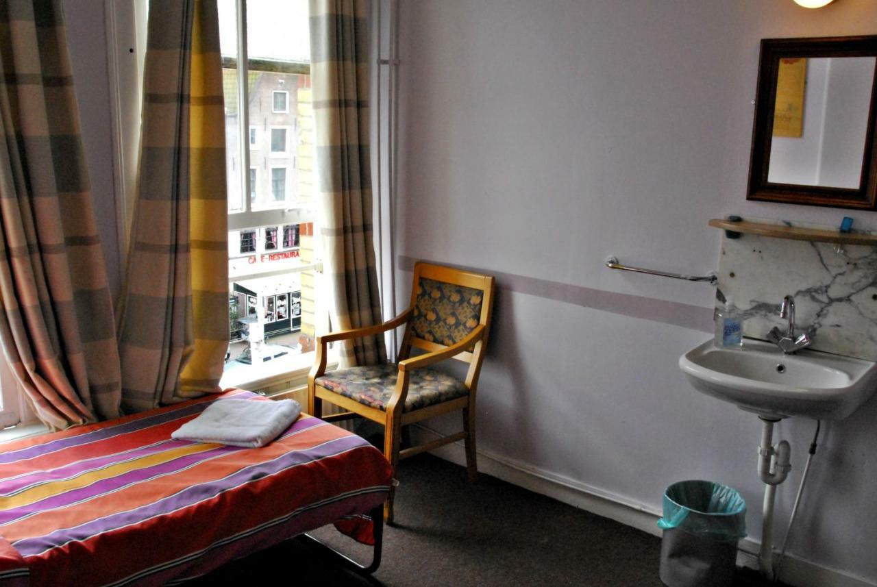 Deze driepersoonskamer heeft een gedeelde badkamer.
