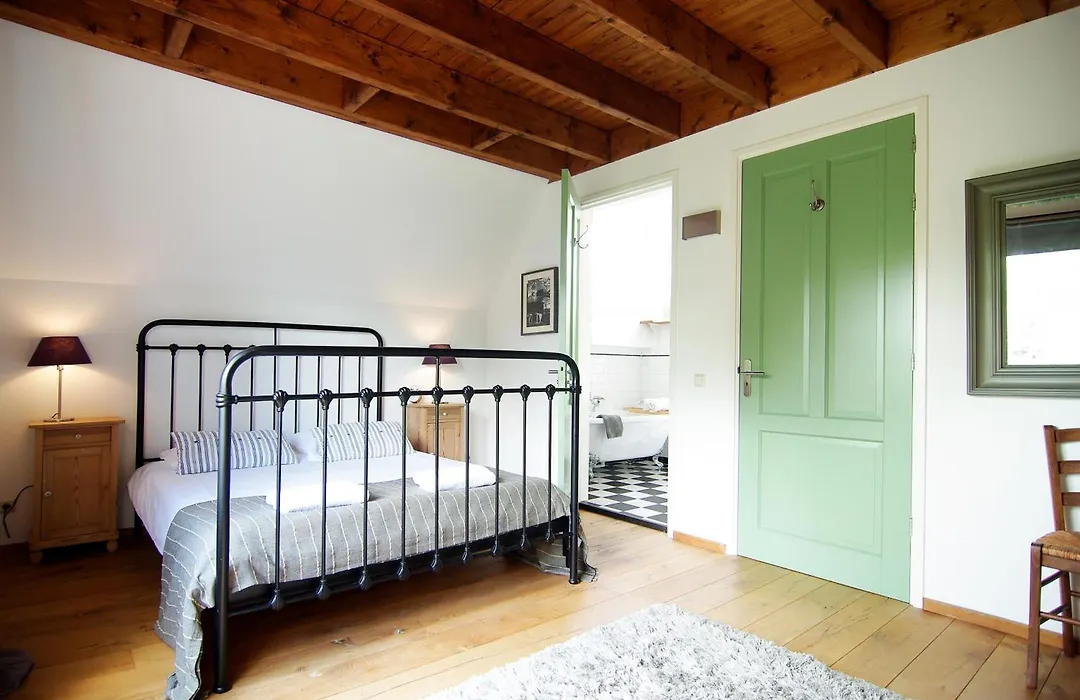 Tranquil Wooden House With Free Parking-1