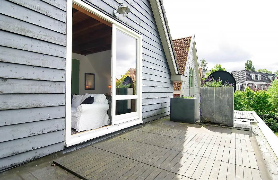 Tranquil Wooden House With Free Parking-1