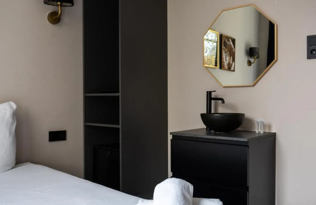 Hotel 83-1