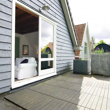 Tranquil Wooden House With Free Parking-3