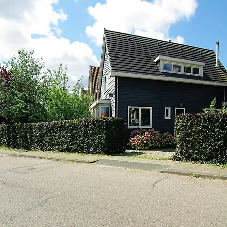 Tranquil Wooden House With Free Parking-2