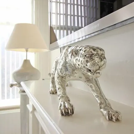 White Luxury Penthouse In City Centre-3