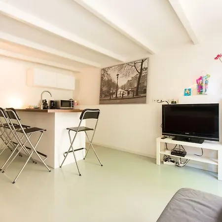Quiet Apartment For 4 At Park In Center-2