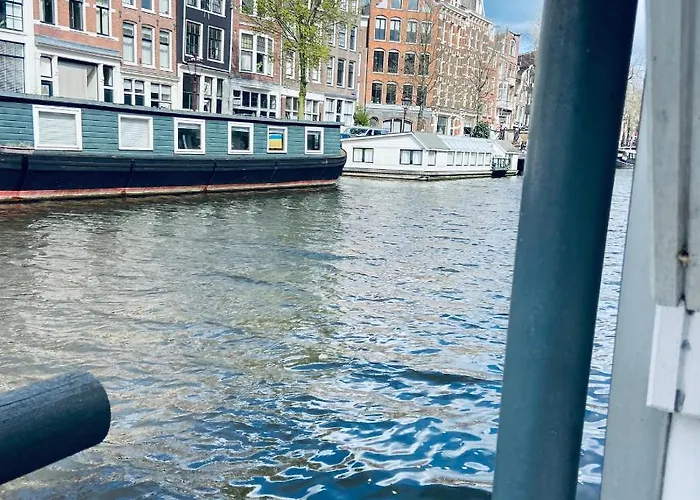 Houseboat Bonnie