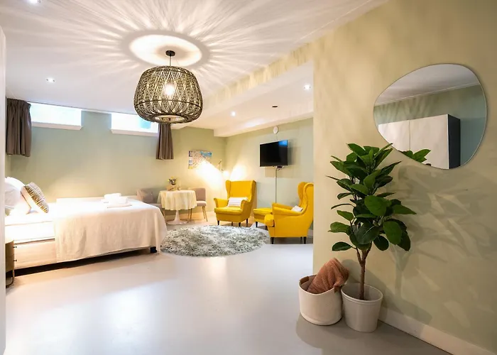 New! Modern Gallery Nassau Canal Suite