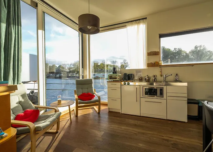 Newly Renovated Houseboat The Waterhouse