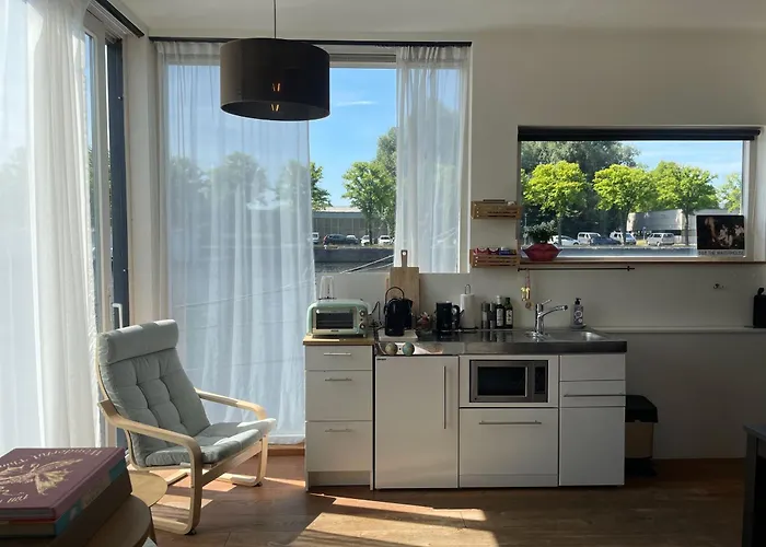 Newly Renovated Houseboat The Waterhouse