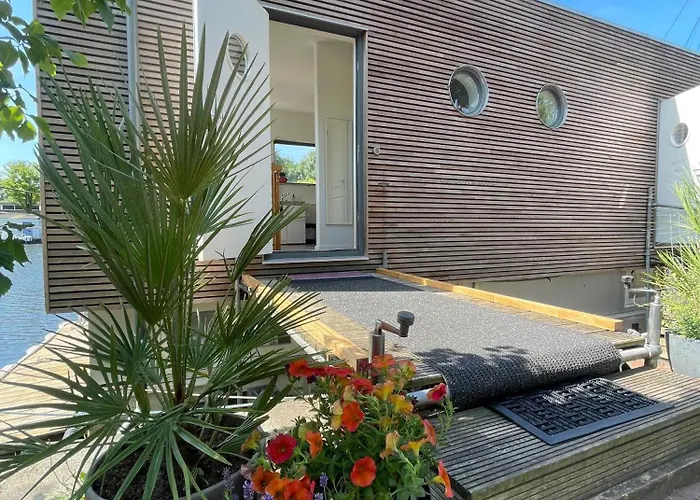 Newly Renovated Houseboat The Waterhouse