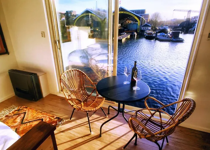Houseboat Concordia B&B