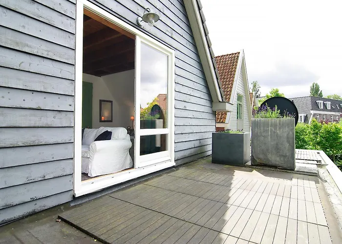 Tranquil Wooden House With Free Parking