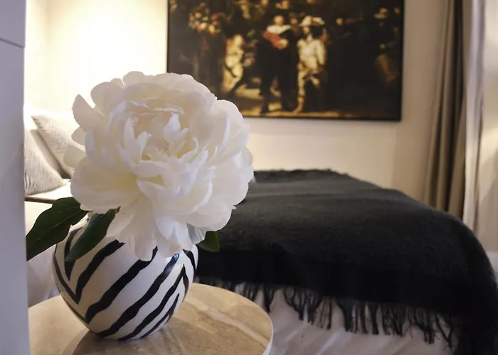 Canal Apartment Amsterdam Central 4P